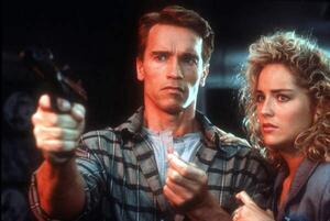 Fotografi Arnold Scharzenegger And Sharon Stone, Total Recall 1990 Directed By Paul Verhoeven