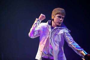 Fotografi Justin Bieber performing at the NIA