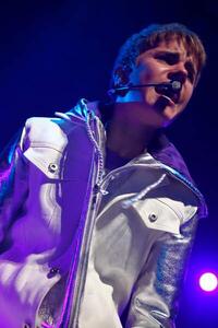 Fotografi Justin Bieber performing at the NIA