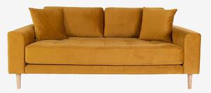 House Nordic - Soffa 2,5-sits Lido. Sammet med ben i naturfärg - Gul - 3-sits soffor - Från Homeroom