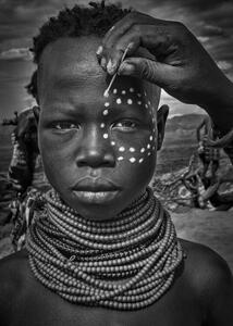 Fotografi Painting the face of a karo tribe girl (Omo Valley-Ethiopia), Joxe Inazio Kuesta