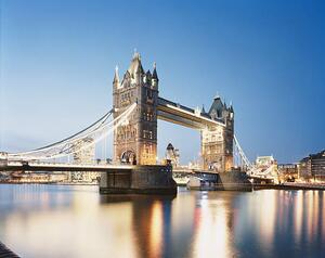 Fotografi Tower Bridge and city of London at dusk, Gary Yeowell