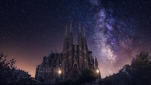 Fotografi Milky Way and Basilica and Sagrada Familia, Carlos Fernandez