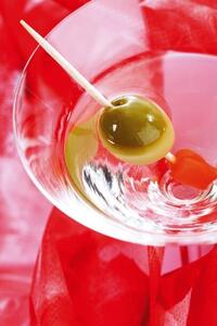 Fotografi Glass of Martini with green olive, close-up, Creativ Studio Heinemann