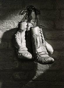 Fotografi BOXING GLOVES HANGING FROM NAIL (B&W), Ray Massey