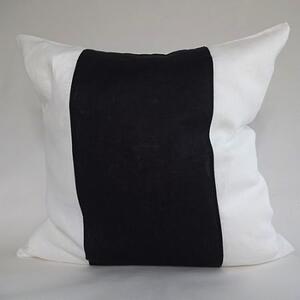 Randigt kuddfodral svart och vitt i tvättat sanforiserat linne 50x50