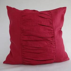 Rött kuddfodral med draperade veck i tvättat sanforiserat linne 50x50