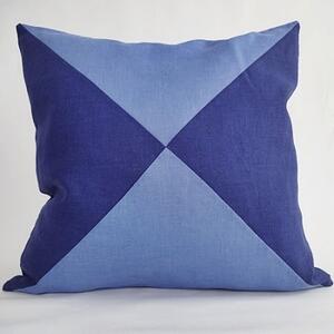 Triangelmönstrat kuddfodral ljusblått och mörkblått i tvättat sanforiserat linne 50x50