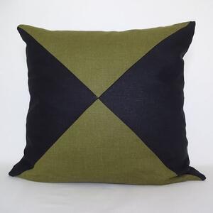 Triangelmönstrat kuddfodral grönt och svart i tvättat sanforiserat linne 50x50