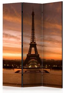 Rumsavdelare - Eiffel tower at dawn 135x172 - Artgeist sp. z o. o
