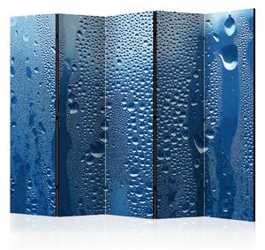 WATER DROPS ON BLUE GLASS Rumsavdelare 225x172 cm - Artgeist sp. z o. o