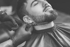 Fotografi Professional hairdresser working with bearded client, Liudmila Chernetska