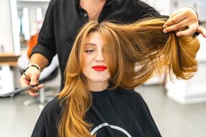 Fotografi Beautiful young woman getting her hair cut, Su Arslanoglu