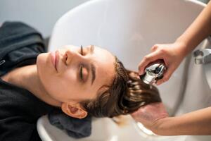 Fotografi Young women customer washing her hair, Nitat Termmee