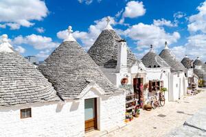 Fotografi White Trulli huts in summer, Alberobello, Puglia, Roberto Moiola / Sysaworld