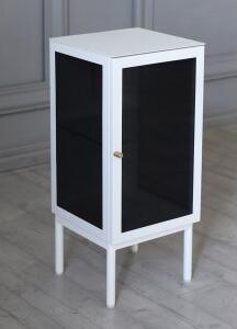 Revel vitt sängbord 75 cm med höger hängd dörr + Möbeltassar