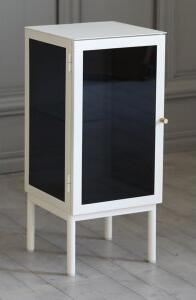 Revel vitt sängbord 75 cm med vänster hängd dörr + Möbeltassar