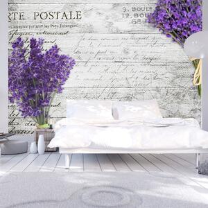 ARTGEIST - Fototapet med lavendel p&aring bakgrund av gammalt tr&auml - Flera storlekar 250x175