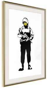 Inramad Poster / Tavla - Banksy: Smiling Copper - 20x30 Svart ram med passepartout