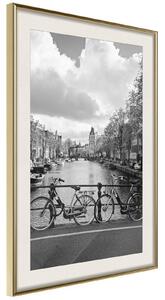 Inramad Poster / Tavla - Bicycles Against Canal - 20x30 Svart ram med passepartout