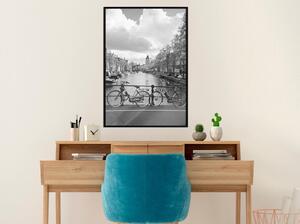 Inramad Poster / Tavla - Bicycles Against Canal - 30x45 Svart ram med passepartout