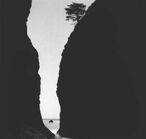Fotografi The ocean seen through a crevice in shadowed cliff, Zeb Andrews, (40 x 40 cm)