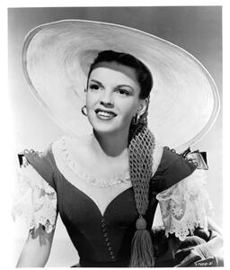 Fotografi Judy Garland In 'The Pirate', Archive Photos