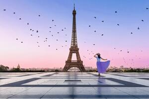 Fotografi Good Morning Eiffel, Kenneth Zeng, (40 x 26.7 cm)