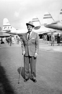 Fotografi Cole Porter Arriving in Paris, France Airport September 27, 1951