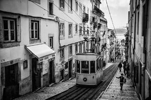 Konstfotografering Tram in Lisbon, Adolfo Urrutia, (40 x 26.7 cm)
