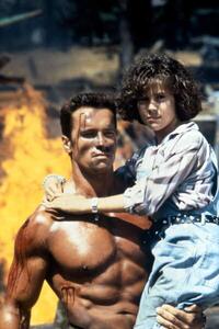 Fotografi Arnold Schwarzenegger And Alyssa Milano, Commando 1985 Directed By Mark L. Lester, (26.7 x 40 cm)