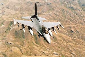 Konstfotografering General Dynamics F-16 Falcon in flight over desert, Stocktrek, (40 x 26.7 cm)