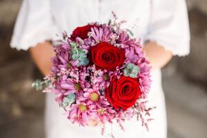 Konstfotografering Red roses and pink flowers in a bridal bouquet, Os Tartarouchos, (40 x 26.7 cm)