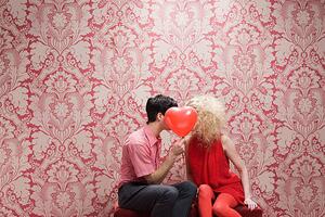 Konstfotografering Couple behind heart shaped balloon, Image Source, (40 x 26.7 cm)