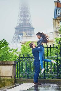 Konstfotografering Happy young couple in front of the Eiffel tower, encrier, (26.7 x 40 cm)