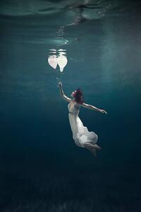 Konsttryck girl underwater with balloons, Mark Mawson, (26.7 x 40 cm)