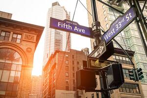 Konstfotografering Fifth Ave and West 33rd sign in New York City, ViewApart, (40 x 26.7 cm)