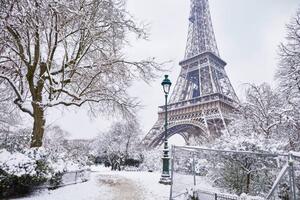 Konstfotografering Scenic view of Eiffel tower on snowy day, encrier, (40 x 26.7 cm)