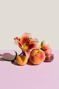 Konstfotografering Lily flower and peaches on beige, Tanja Ivanova, (26.7 x 40 cm)