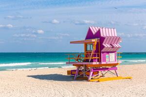 Konstfotografering Pink lifeguard hut at South Beach, Miami, USA, Alexander Spatari, (40 x 26.7 cm)