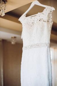 Konstfotografering beautiful lace wedding dress on white, Bogdan Kurylo, (26.7 x 40 cm)