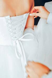 Konstfotografering Assistant Tie a Dress to the Bride, Valery Kudryavtsev, (26.7 x 40 cm)