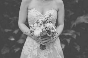Konstfotografering Bride holding flowers, Dennis Diatel Photography, (40 x 26.7 cm)