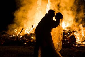 Konstfotografering Bride and Groom silhouette with Fire behind them, Ellen LeRoy Photography, (40 x 26.7 cm)
