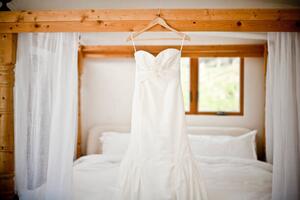 Konstfotografering Wedding dress hanging bed, Cavan Images, (40 x 26.7 cm)