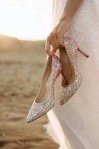 Konstfotografering Luxurious high-heeled shoes in the bride's, DAMIENPHOTO, (26.7 x 40 cm)