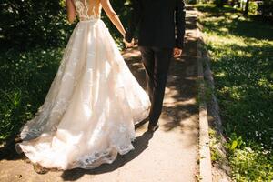 Konstfotografering Bride and groom walking on pavements, JovanaT, (40 x 26.7 cm)