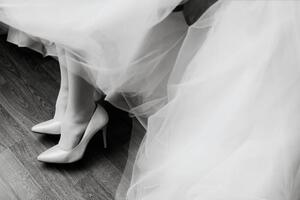 Konstfotografering Morning preparations. Gorgeous bride in white, VAKSMANV, (40 x 26.7 cm)