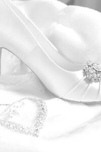 Konstfotografering High-heeled shoes and women's jewelry, diamond, Borisenkov Andrei, (26.7 x 40 cm)