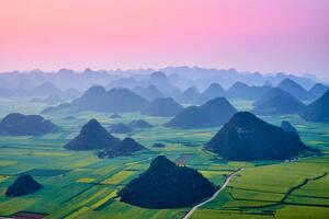 Fotografi China, Yunnan, Luoping, Fields of rapeseed, Tuul & Bruno Morandi, (40 x 26.7 cm)